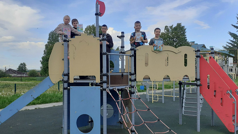 Детство звонкое смеется